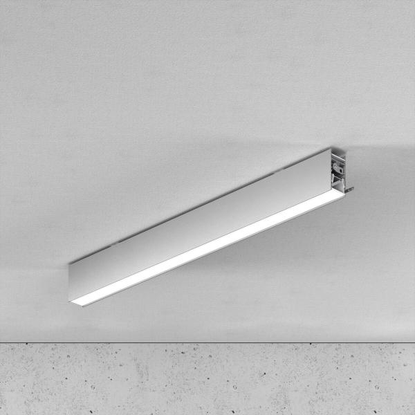 Schmale LED-Aufputzleuchte direkt an der Decke montiert